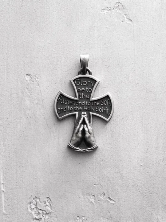 Foto van product REYTEL Hangers 'IN THE NAME OF GOD' zilver