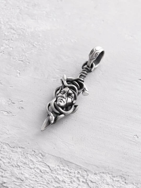 Foto van product REYTEL Hangers 'PATRONA MEDUSA' zilver