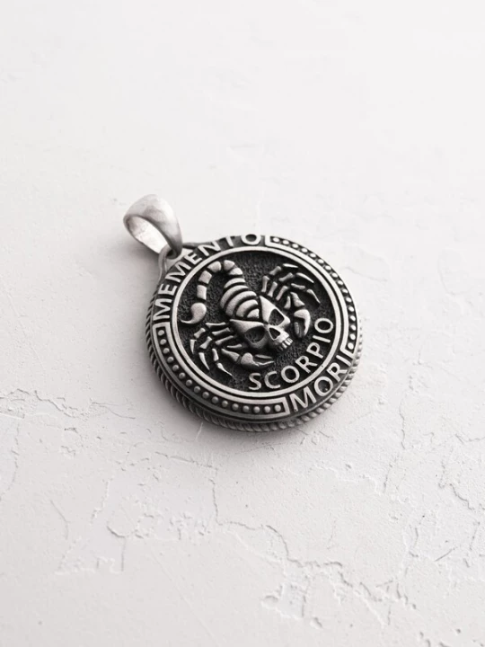 Foto van product REYTEL Hangers 'SCORPIO. MEMENTO MORI' zilver