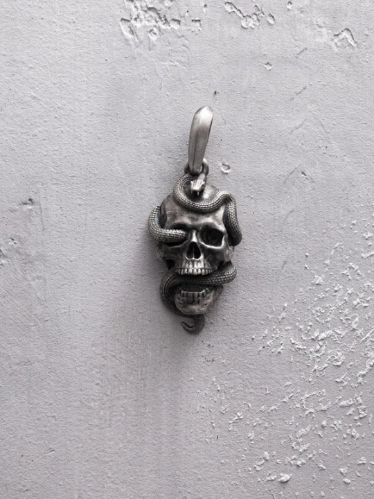 Foto van product REYTEL Hangers 'SKULL AND SNAKE' zilver