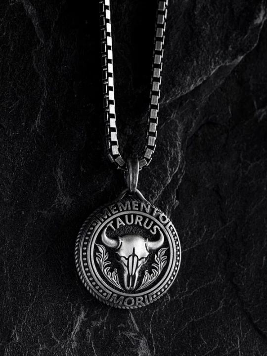 Foto van product REYTEL Hangers 'TAURUS. MEMENTO MORI' zilver