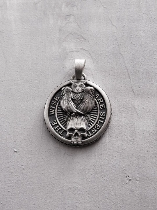 Foto van product REYTEL Hangers 'THE WISE ARE SILENT' zilver