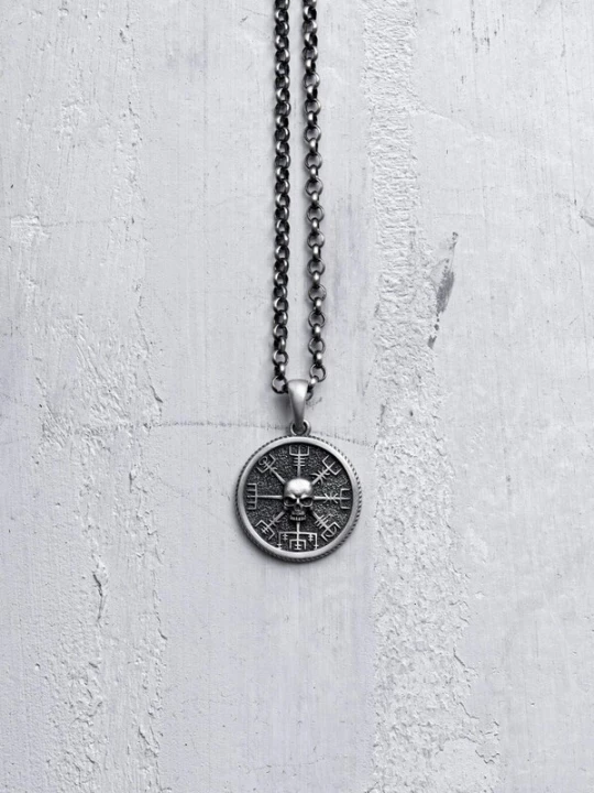 Foto van product REYTEL Hangers 'VEGVISIR WITH SKULL' zilver
