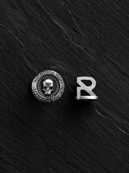 Foto van product REYTEL Oorbel 'MEMENTO MORI. VIVERE MEMENTO' zilver