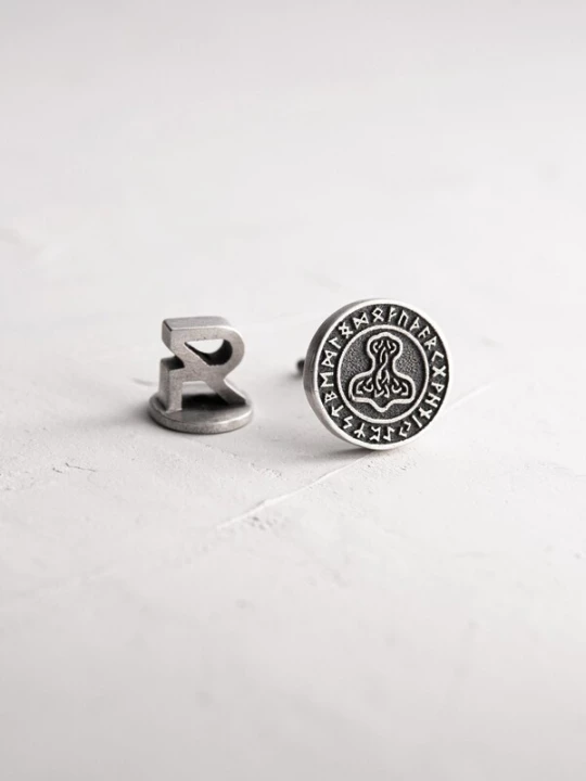 Foto van product REYTEL Oorbel 'THOR'S HAMMER. RUNES' zilver