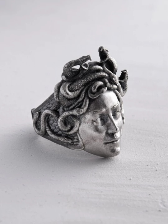 Foto van product REYTEL Ring 'GORGON MEDUSA' zilver