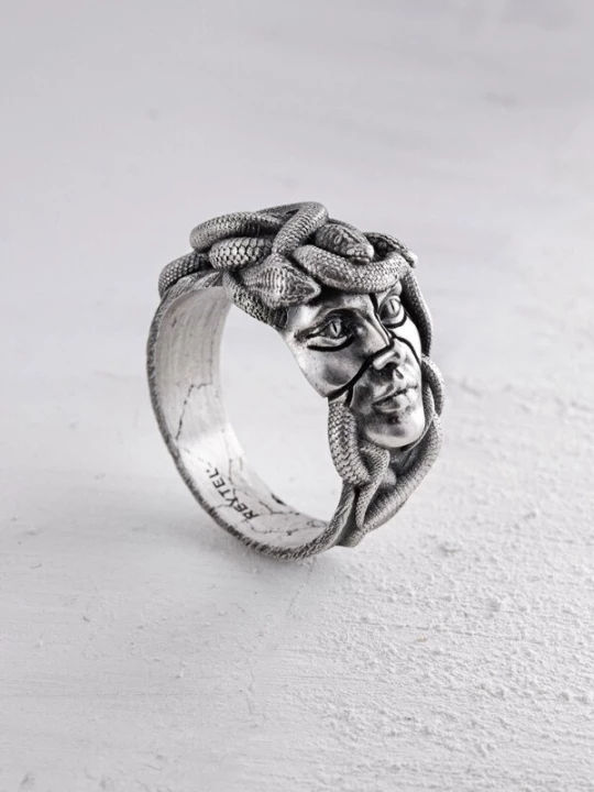 Foto van product REYTEL Ring 'PATRONA MEDUSA' zilver