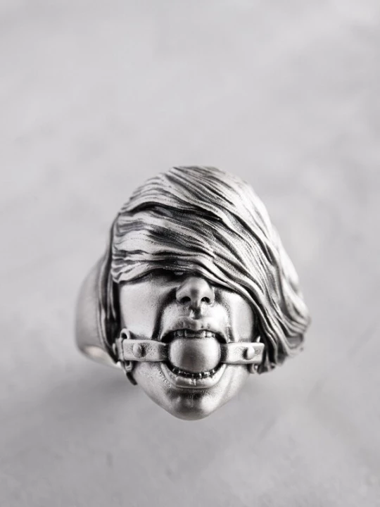 Foto van product REYTEL Ring 'SUBMISSIVE' zilver