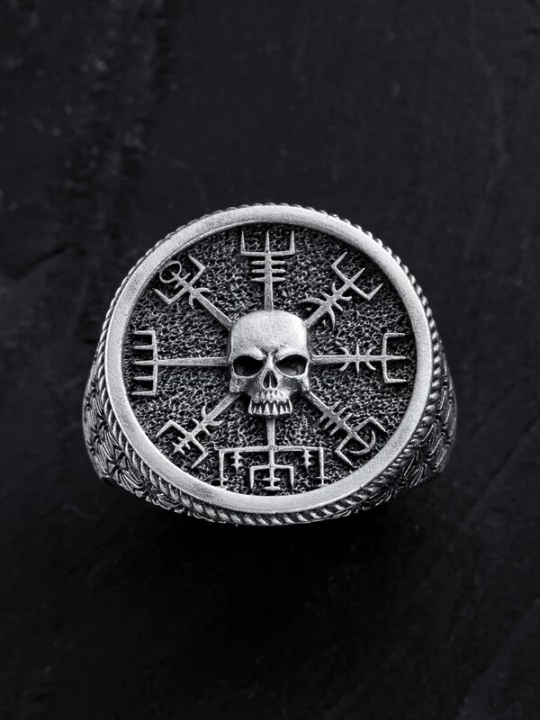 Foto van product REYTEL Ring 'VEGVISIR WITH SKULL' zilver