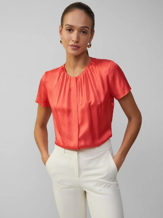 Foto van product Satijnen blouse van viscose met blinde knoopsluiting s.Oliver rood