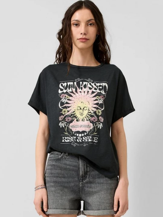 Foto van product Shirt met verwassen print en openvallende schouder QS