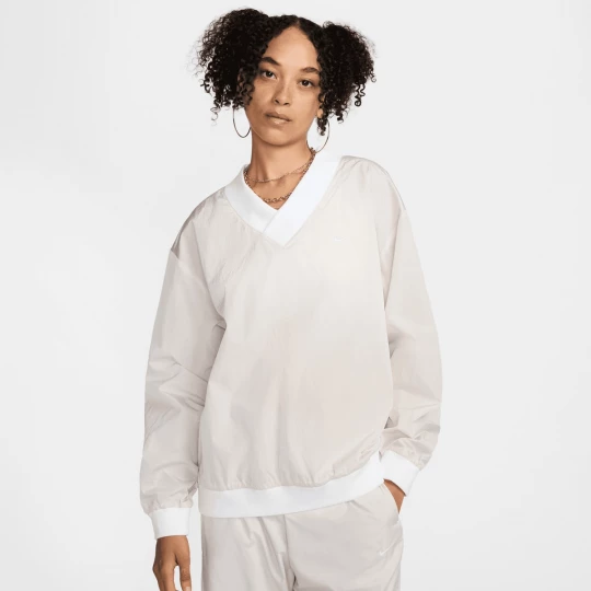 Foto van product Sportswear Essential Woven UV Longsleeve Vneck Crew Nike beżowy