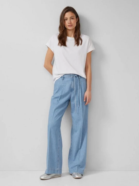 Foto van product Suri jeans / normale pasvorm / hoog model / wijde pijp / elastische tailleband s.Oliver blauw