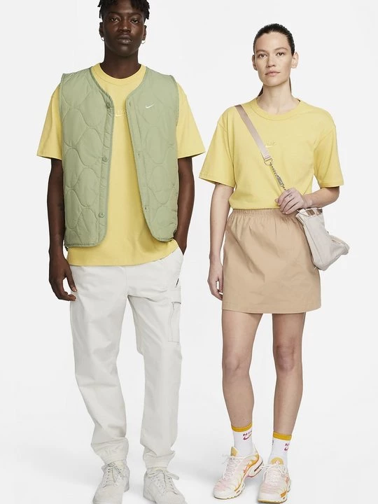 Foto van product T-shirt basic Nike goudkleurig
