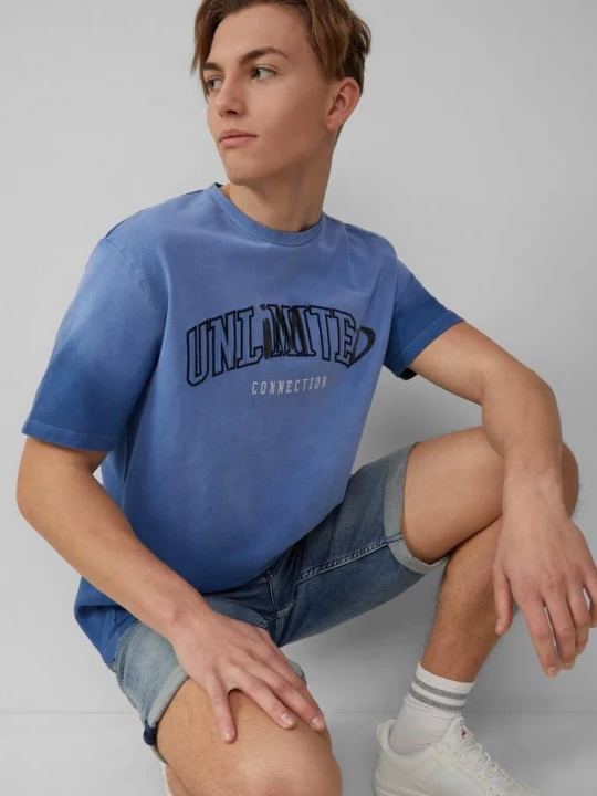 Foto van product T-shirt met kleurverloop en artwork QS