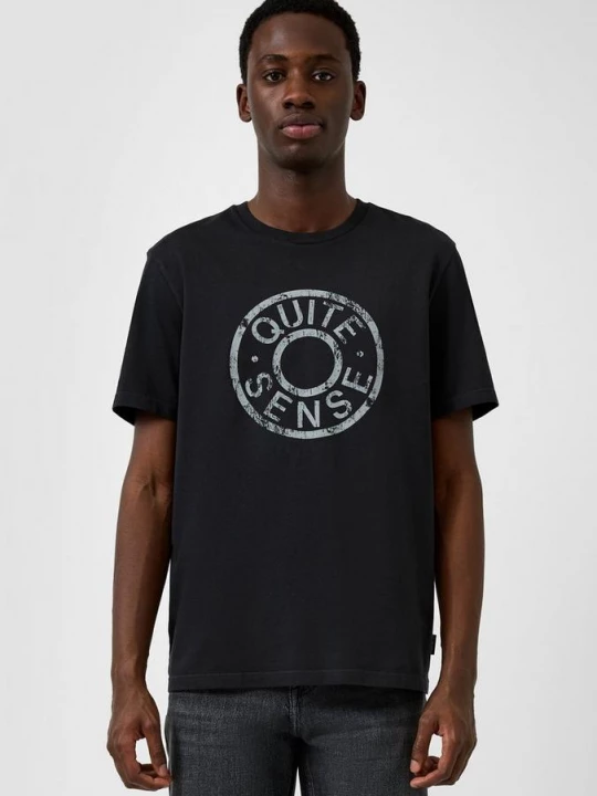Foto van product T-shirt met print op voorzijde QS zwart