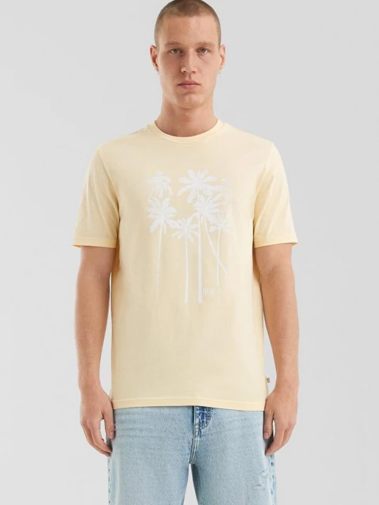 Foto van product T-shirt met ronde hals en print op de voorkant QS geel