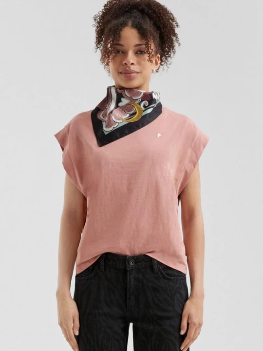 Foto van product T-shirt met schouders en borduursel QS roze