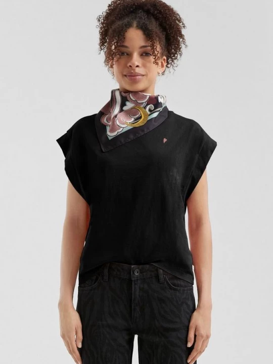 Foto van product T-shirt met schouders en borduursel QS zwart