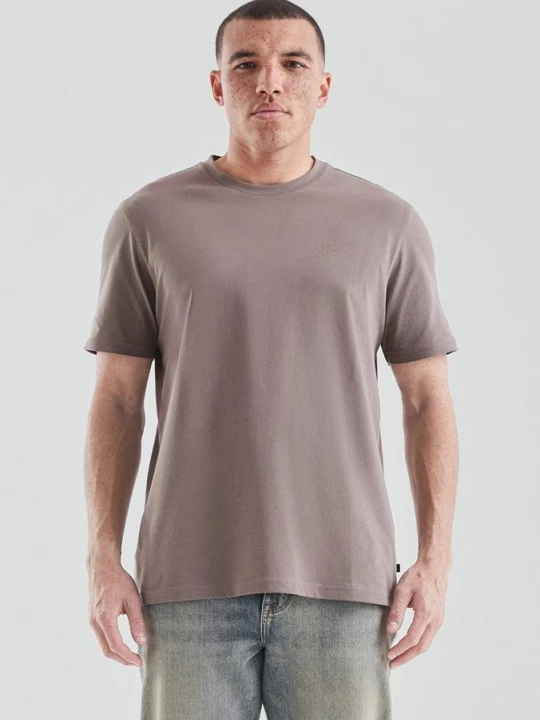 Foto van product T-shirt regular fit met artwork print op voorkant QS bruin