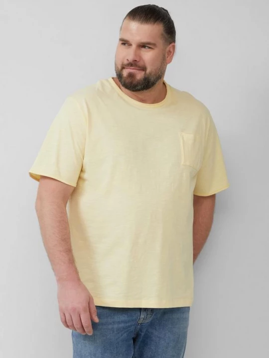 Foto van product T-shirt van vlamgaren met borstzak en open randen s.Oliver geel