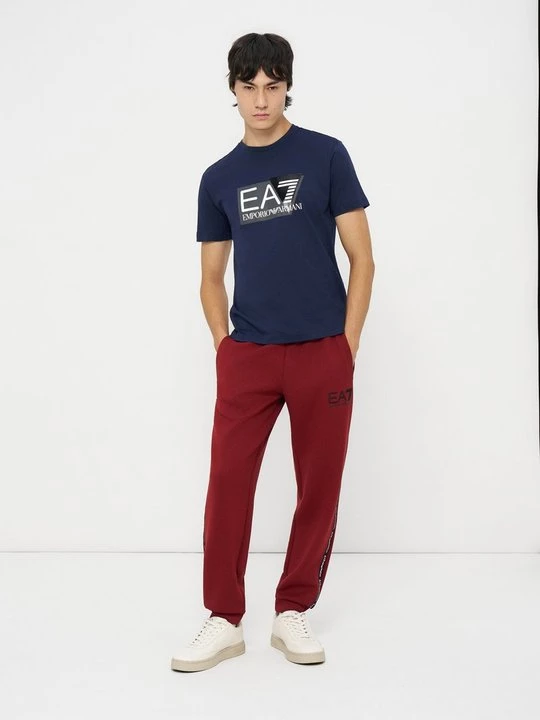 Foto van product Trainingsbroek EA7 Emporio Armani donkerrood