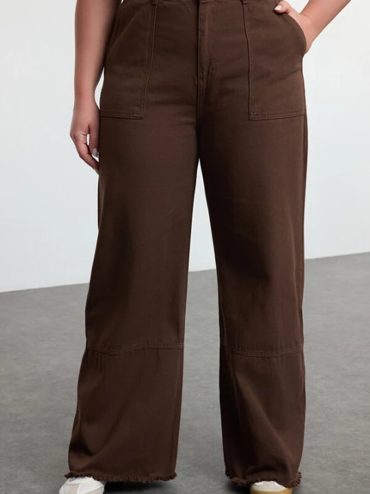 Foto van product Trendyol Curve Jeans chocoladebruin