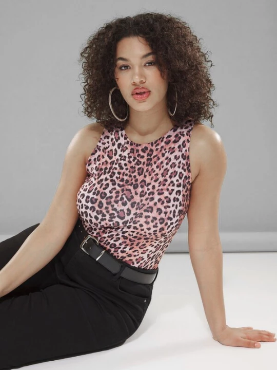 Foto van product Trendyol Curve Shirt body lichtbeige / bruin / lichtbruin / zwart