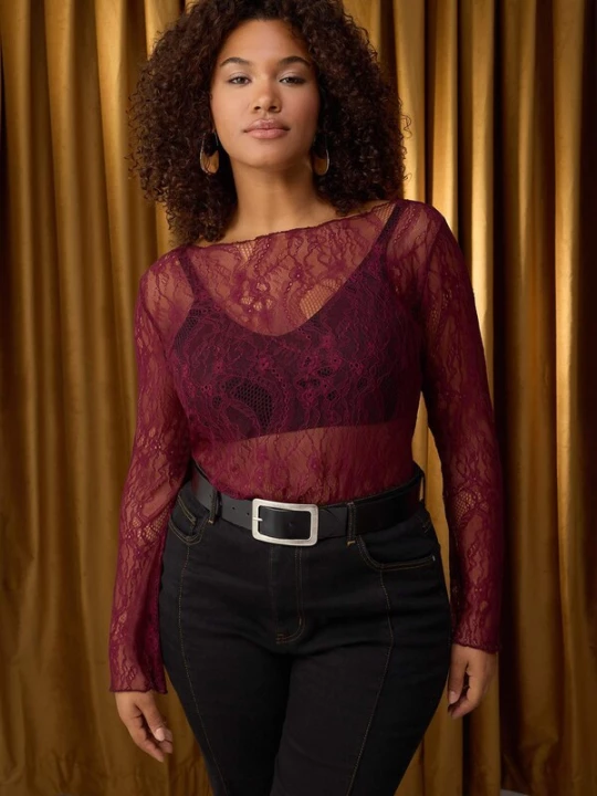 Foto van product Trendyol Curve Shirt bourgogne