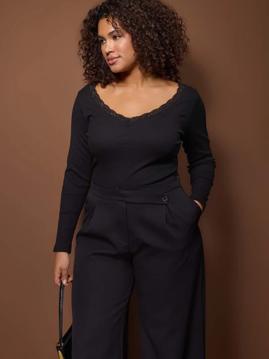 Foto van product Trendyol Curve Shirt zwart