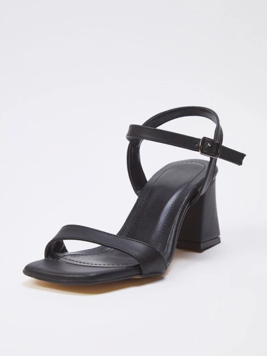Foto van product Trendyol Sandalen met riem zwart
