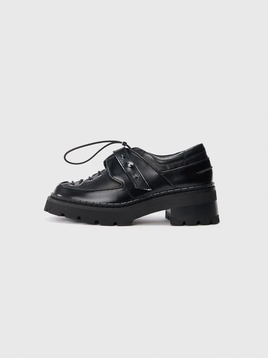 Foto van product Veterschoenen By FAR zwart