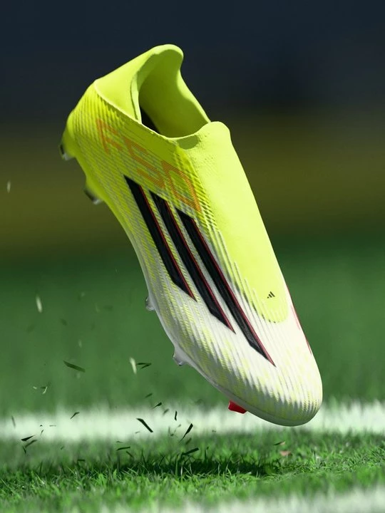 Foto van product Voetbalschoenen voor harde ondergrond Adidas geel