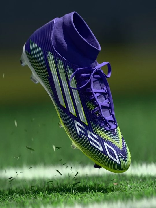 Foto van product Voetbalschoenen voor harde ondergrond Adidas paars