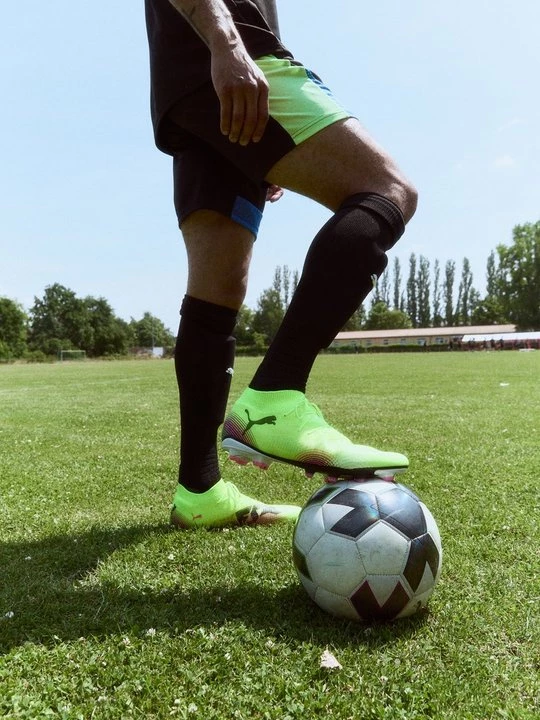 Foto van product Voetbalschoenen voor harde ondergrond Puma neongeel