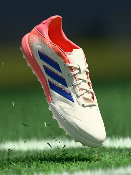 Foto van product Voetbalschoenen voor kunstgras Adidas crème