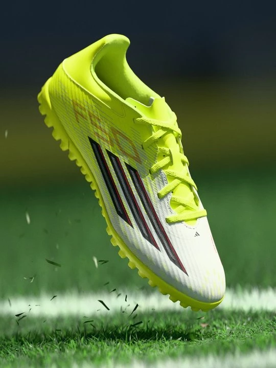 Foto van product Voetbalschoenen voor kunstgras Adidas geel