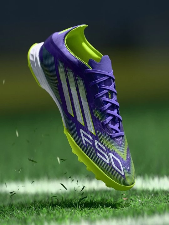 Foto van product Voetbalschoenen voor kunstgras Adidas paars