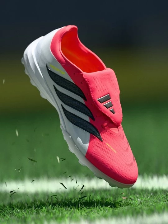 Foto van product Voetbalschoenen voor kunstgras Adidas rood
