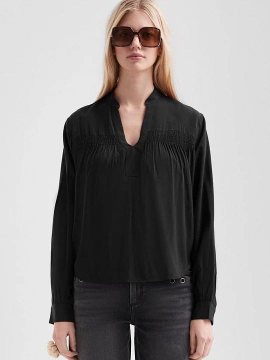 Foto van product Vrouwelijke blouse van viscose met smokdetail QS zwart