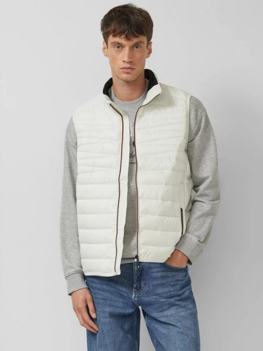 Foto van product Warm gewatteerd vest met opstaande kraag en contrasterende details s.Oliver crème