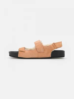 Foto van product Pantoffels Who What Wear tan